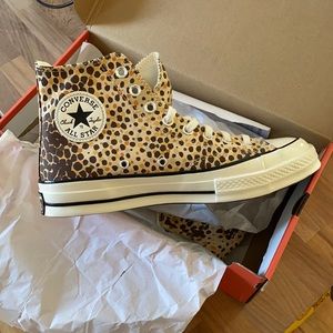 Never worn converse! Women size 9.5 men’s size 7.5